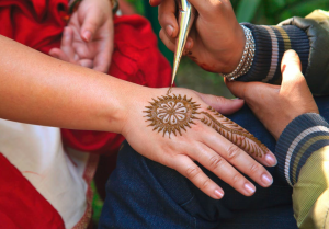 Read more about the article How to Remove Henna Tattoo (11 Quick & Easy Ways)